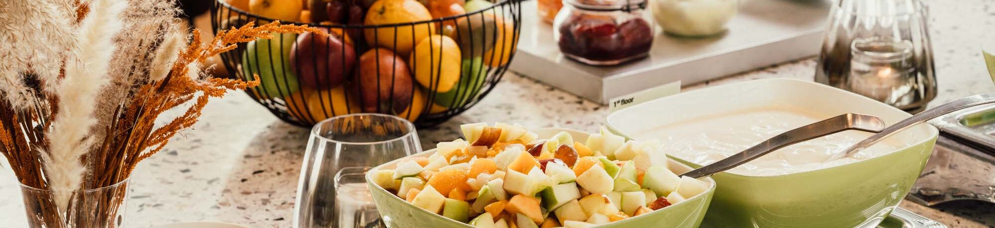ein üppiges Frühstücksbuffet mit frischem Obst